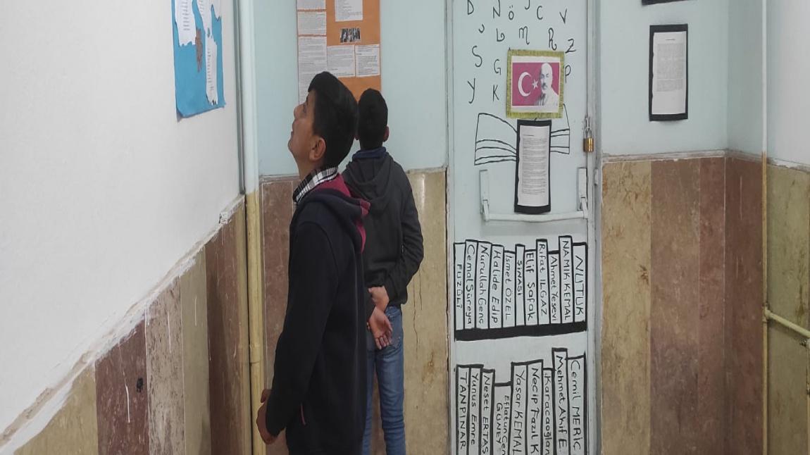 Okulumuzun koridorunda günümüz şair-yazarların hayatı ve eserlerinin tanıtımı yapıldı.
